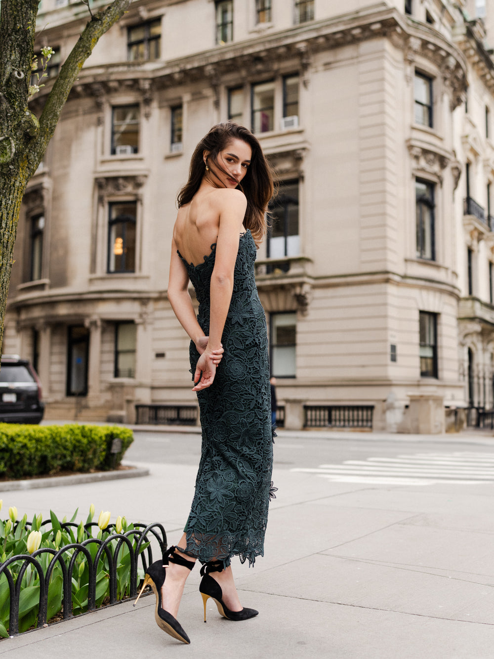 Monique Lhuillier Fall 2024 Strapless, Juniper lace sheath dress with lace scalloped neckline and hem - back lookbook.