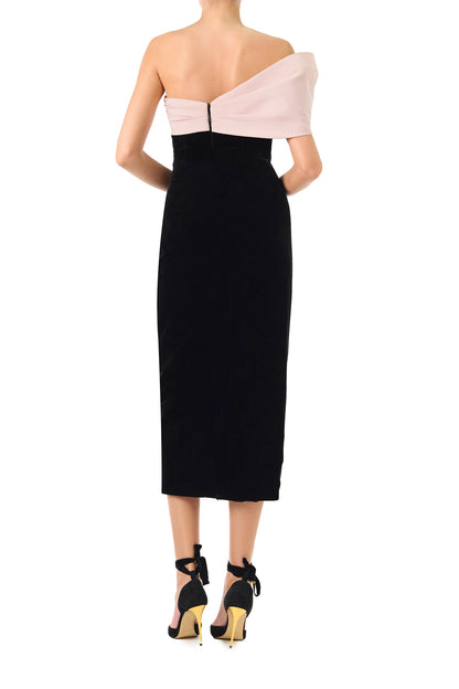 Monique Lhuillier Fall 2024 black velvet off the shoulder sheath dress with pale blush draped, asymmetric twist detail at neckline - back.