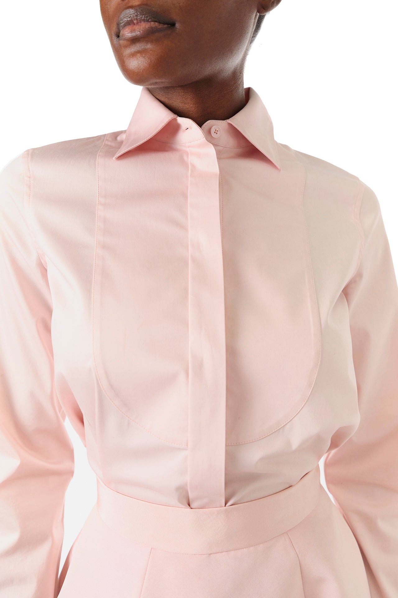 Monique Lhuillier Fall 2024 Collared, long sleeve button-front tuxedo skirt in Pale Blush cotton poplin - front crop.