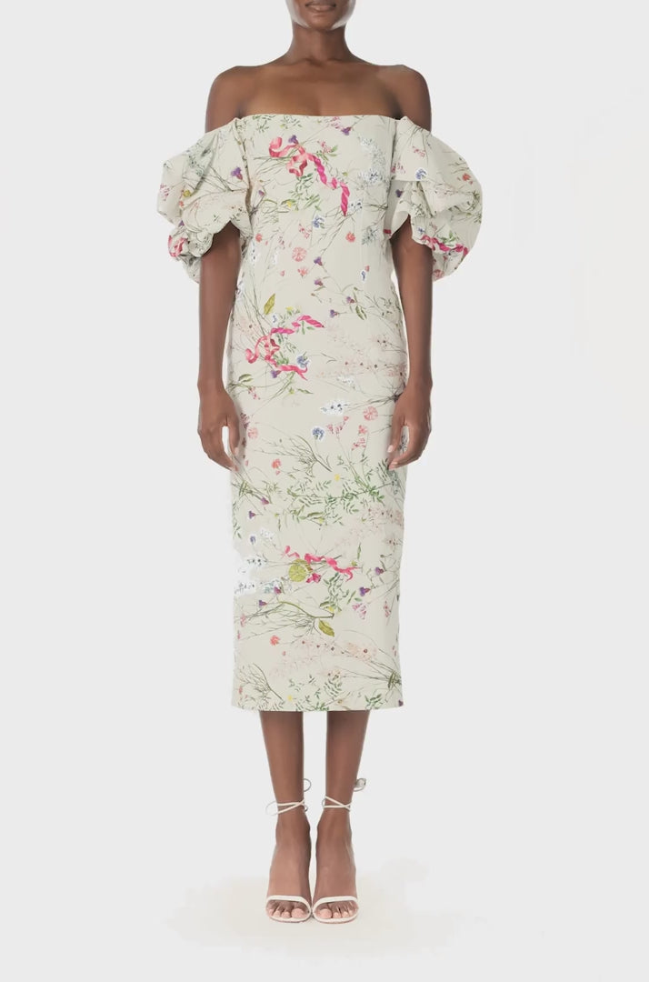 Monique Lhuillier Tea-length column dress with off-the-shoulder puff sleeves in floral printed Silk White linen - video.